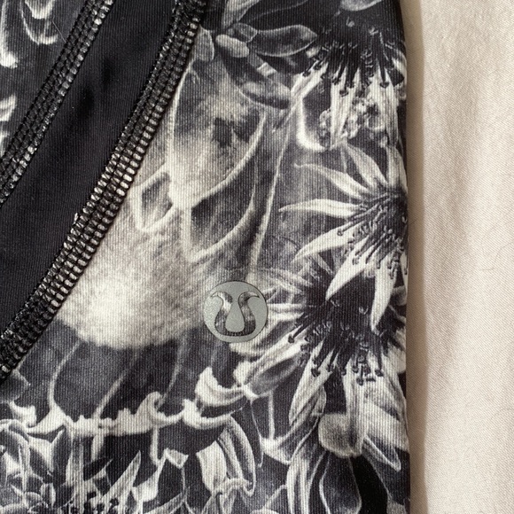 super cute grey flower pattern lululemon leggings! - Picture 2 of 3